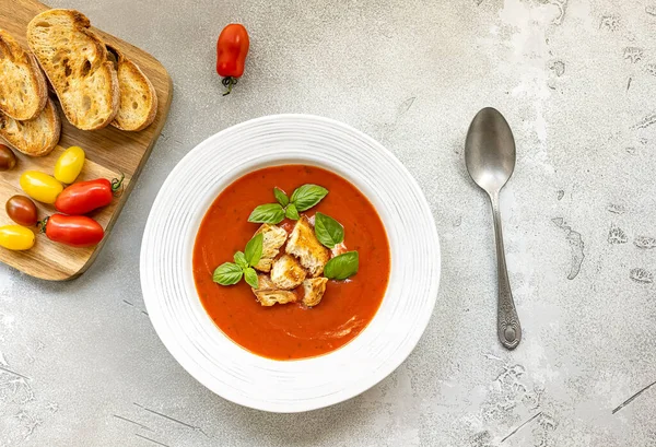 Tomato Soup Bread Fresh Crunchy Vegetables Herbs Served Cold Hot — Stock Photo, Image