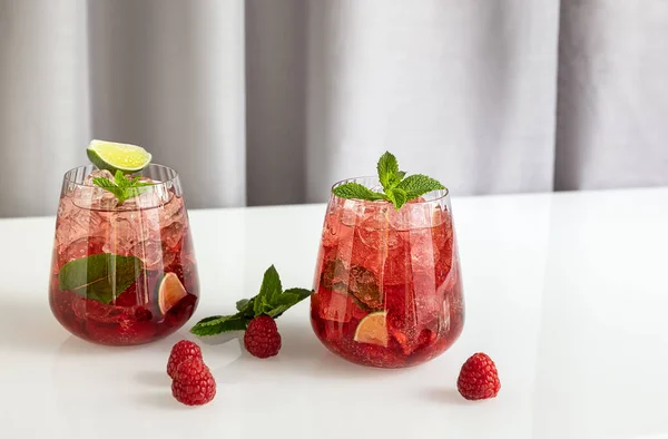 Fresh Summer Lemonade Raspberry Lime Soda Water Ice Glasses Cold — Zdjęcie stockowe