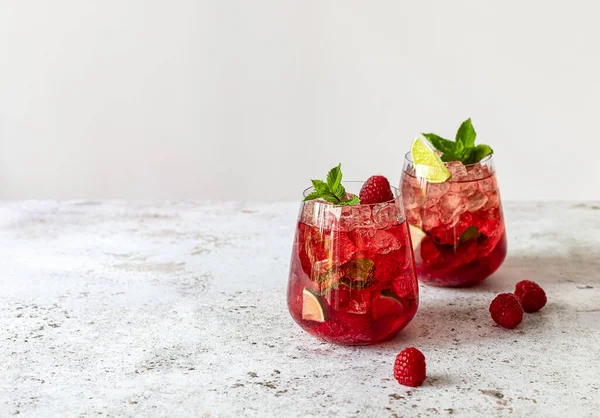 Fresh Summer Lemonade Raspberry Lime Soda Water Ice Glasses Cold — Zdjęcie stockowe