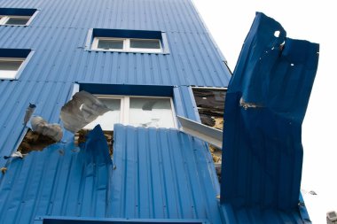 Gostomel, UKRAINE - 19 Nisan 2022 Rusya 'nın Ukrayna' ya karşı savaşı. Ukrayna 'daki düşman yerleşim yerinin bombardımanı sonucu uçak hasar gördü. Yazı 