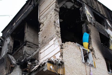 Gostomel, UKRAINE - 19 Nisan 2022 Rusya 'nın Ukrayna' ya karşı savaşı. Ukrayna 'daki düşman yerleşim yerinin bombardımanı sonucu uçak hasar gördü. Yazı 