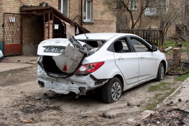 Gostomel, Kyiv bölgesi, Ukrayna - 19 Nisan 2022: Rusya ve Ukrayna arasındaki savaş. Savaşın sonuçları, Rus ordusu tarafından hasar gören sivillerin arabası. Vurulmuş araba. Yazı işleri.