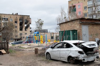 Gostomel, Kyiv bölgesi, Ukrayna - 19 Nisan 2022: Rusya ve Ukrayna arasındaki savaş. Savaşın sonuçları, Rus ordusu tarafından hasar gören sivillerin arabası. Vurulmuş araba. Yazı işleri.