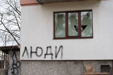 Gostomel, UKRAINE - 19 Nisan 2022 Rusya 'nın Ukrayna' ya karşı savaşı. Ukrayna 'daki düşman yerleşim yerinin bombardımanı sonucu uçak hasar gördü. Yazı 