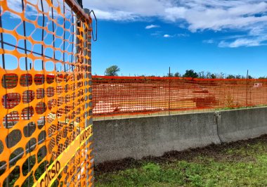 Yol inşaatı çalışmaları sürüyor.