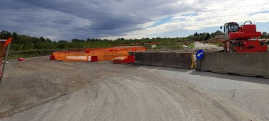 Yol inşaatı çalışmaları sürüyor.