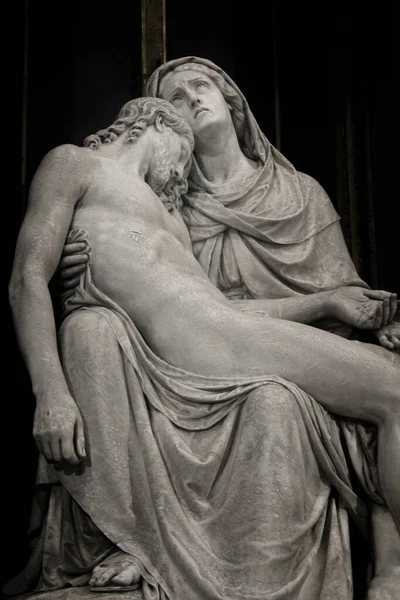 İsa, Meryem 'in kollarında öldü. Hristiyanlık.