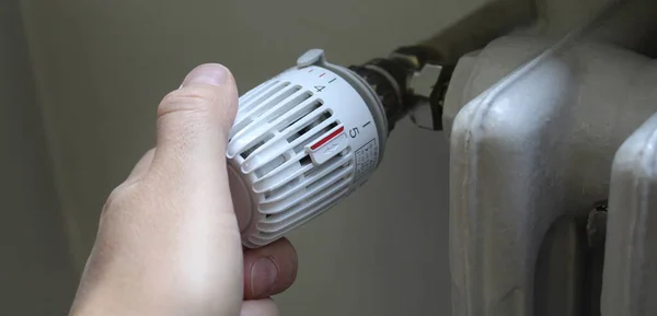 Daire ısıtıcılarında enerji tasarrufu için termostatik valfler var.