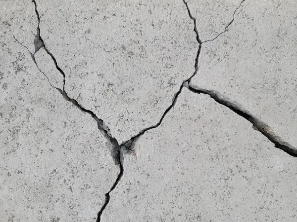 Duvardaki çatlak, depremin yarattığı hasar.