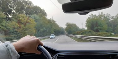 Adam kendi arabasını sürüyor.