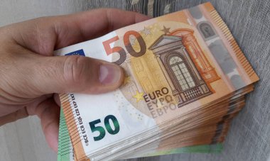 Avro banknotları bir kişinin elinde - zenginlik