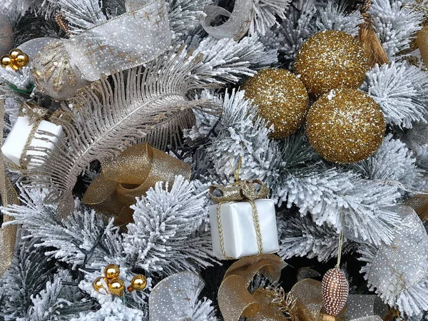 Árvore Natal Decorada Com Bolas Decorações Artísticas — Fotografia de Stock
