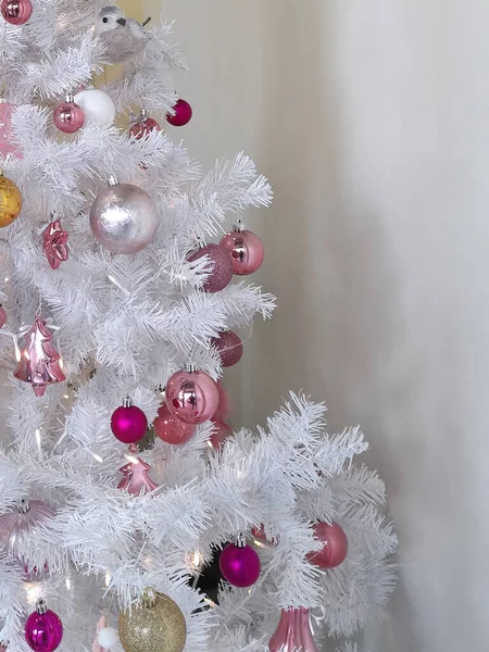 Kerstboom Versierd Met Ballen Artistieke Decoraties — Stockfoto