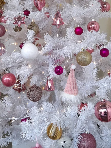 Kerstboom Versierd Met Ballen Artistieke Decoraties — Stockfoto