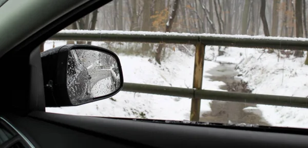 Jazda Samochodem Śniegu Niebezpieczeństwo Poślizgnięcia Się — Zdjęcie stockowe