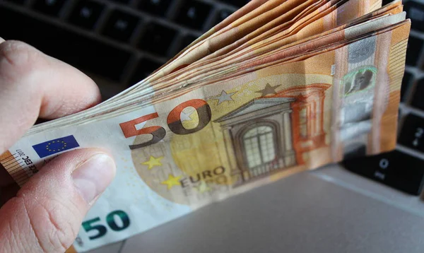 Billetes Euros Manos Rico — Foto de Stock