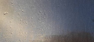 Metal bir yüzeyde su damlaları