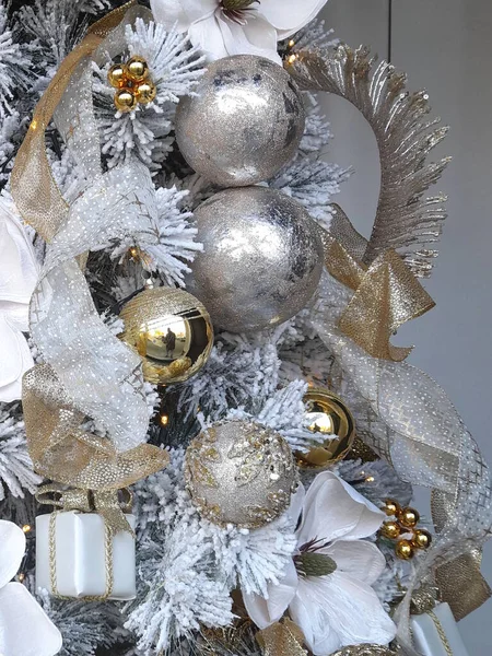 Árvore Natal Decorada Com Bolas Decorações Artísticas — Fotografia de Stock