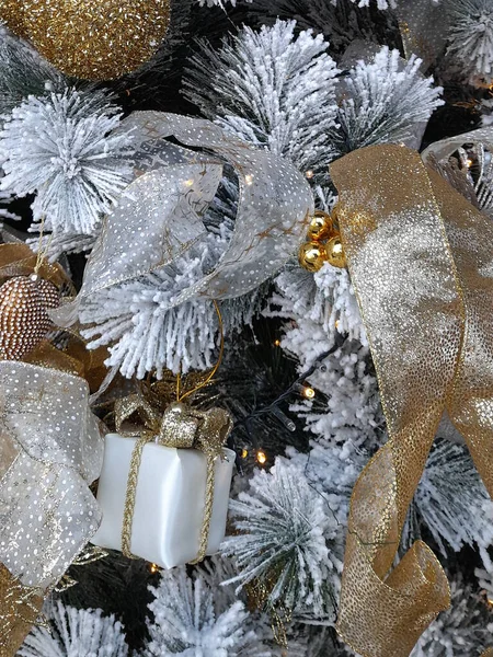 Χριστουγεννιάτικο Δέντρο Διακοσμημένο Μπάλες Και Καλλιτεχνικές Διακοσμήσεις — Φωτογραφία Αρχείου