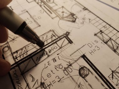 Kendi stüdyosunda serbest tasarım yapan bir mimar.