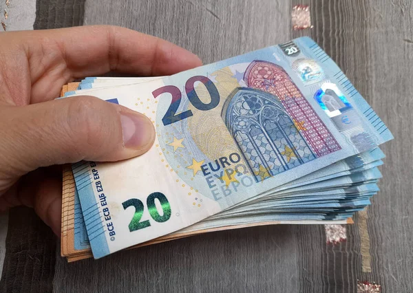 Avro banknotları bir kişinin elinde - zenginlik