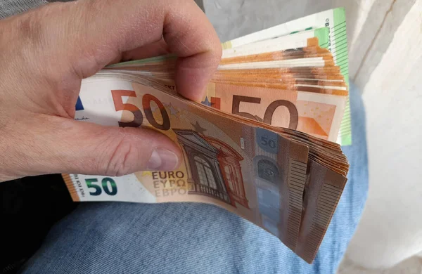 Billetes Euros Manos Rico — Foto de Stock