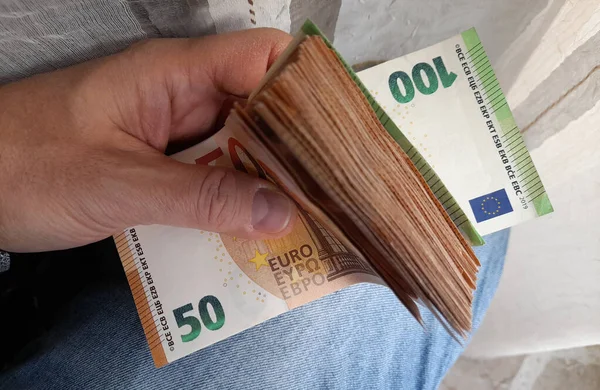 Billetes Euros Manos Rico —  Fotos de Stock