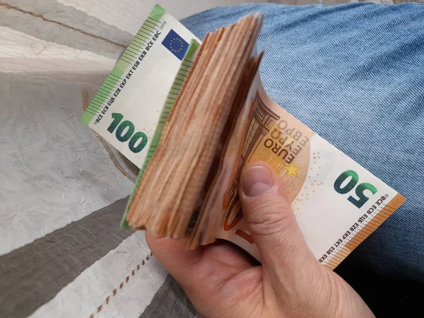 Billetes Euros Manos Rico — Foto de Stock