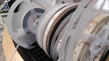 Çeşitli yaşam ortamlarını aydınlatmak için öncü şerit bobinler