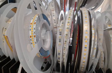 Çeşitli yaşam ortamlarını aydınlatmak için öncü şerit bobinler