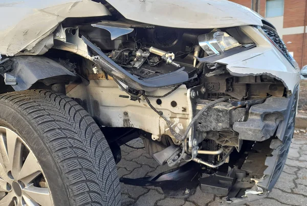 Araba bir trafik kazasının ardından hasar gördü.