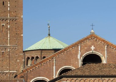 Milan 'daki Sant' Ambrogio 'nun kilise ve çan kulesi.