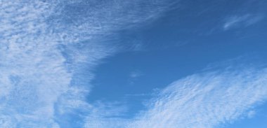 Baharda gökyüzü ve bulutlar