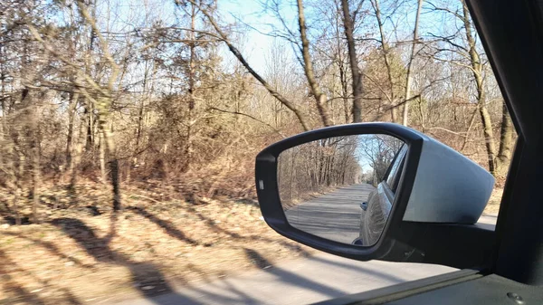 Зеркало Заднего Вида Автомобиля Вождение Сельской Местности Зимой — стоковое фото