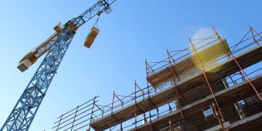 İnşaat alanında çalışma sürüyor.