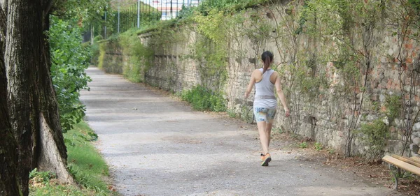 夏天在公园散步的女运动员 — 图库照片
