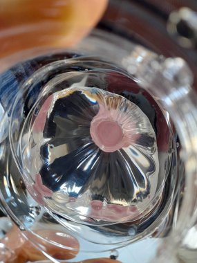 İçinde içme suyu olan plastik şişe.