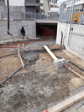 İnşaat alanı. Tamirhanelere giriş için bir rampa inşaatı için güçlendirilmiş beton dökülmeye hazır.