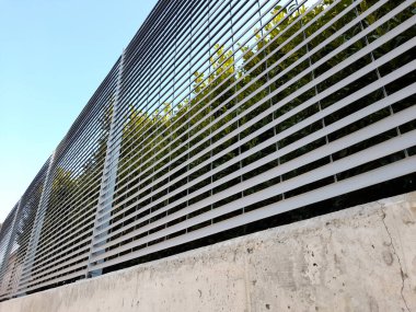 İki mülkün sınırında metal çit var.