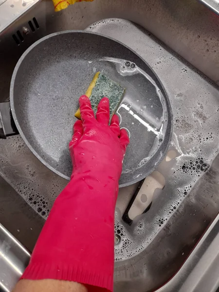 Νοικοκυρά Πλένει Πιάτα Μετά Μαγείρεμα Του Γεύματος — Φωτογραφία Αρχείου