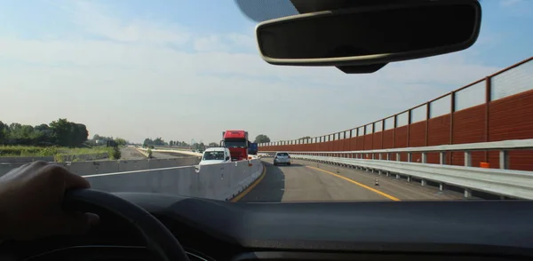 高速道路で車を運転する男 — ストック写真