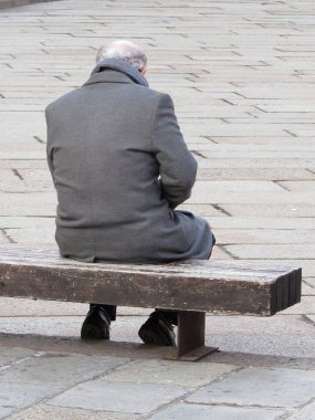Yalnız son sınıf öğrencisi bir bankta oturuyor - depresyon ve yalnızlık