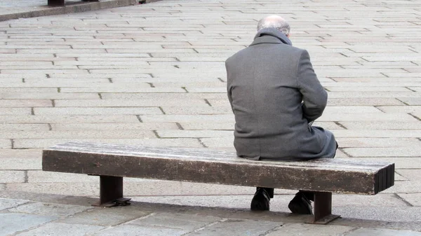 Μοναχικός Ηλικιωμένος Κάθεται Ένα Παγκάκι Κατάθλιψη Και Μοναξιά — Φωτογραφία Αρχείου