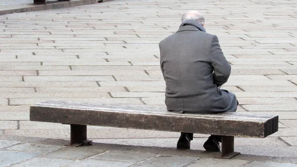 Sénior Solitário Sentado Banco Depressão Solidão — Fotografia de Stock