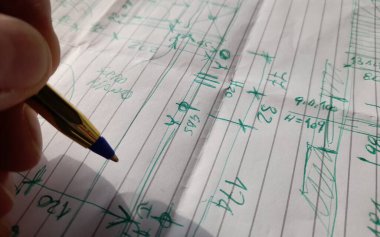 Kendi teknik ofisinde serbest tasarım yapan bir mimar.