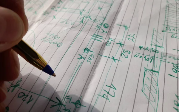 Kendi teknik ofisinde serbest tasarım yapan bir mimar.