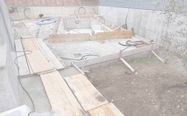 Kırsaldaki evimin bahçesinde tadilat devam ediyor.