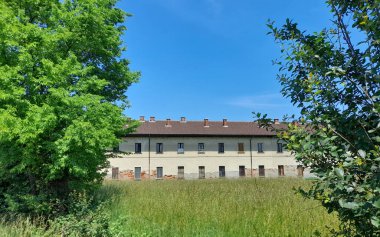 Rutubetin artması ile ilgili bariz sorunları olan çiftlik evi