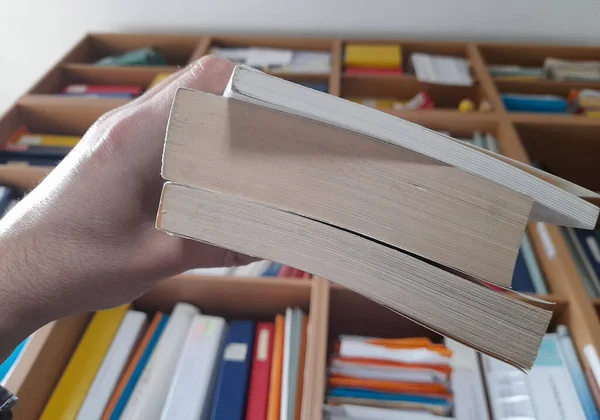 Livres Anciens Entre Les Mains Homme — Photo