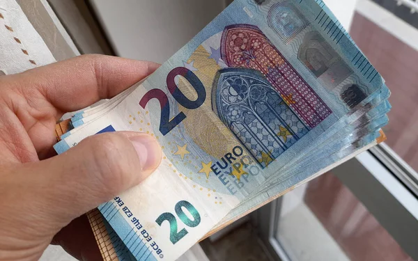 Avro banknotları bir kişinin elinde - zenginlik